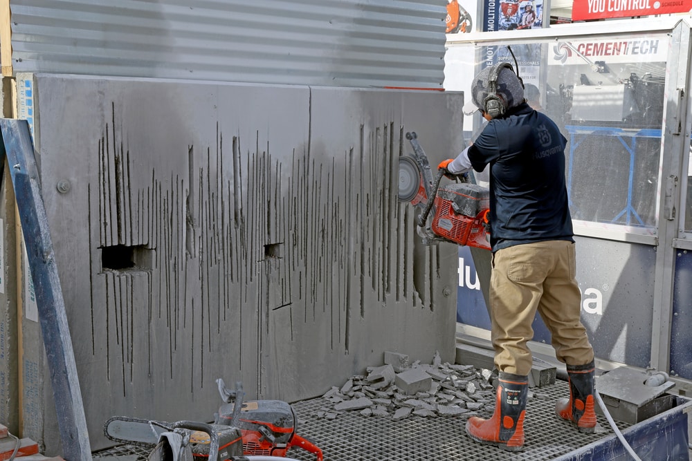 DeWalt 40V Chainsaw vs 60V Chainsaw Which One’s Better? HookedOnTool