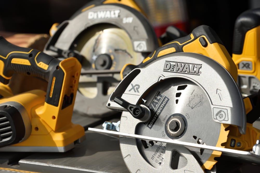 Hercules vs DeWalt Table Saw (A Brief Comparison) - HookedOnTool