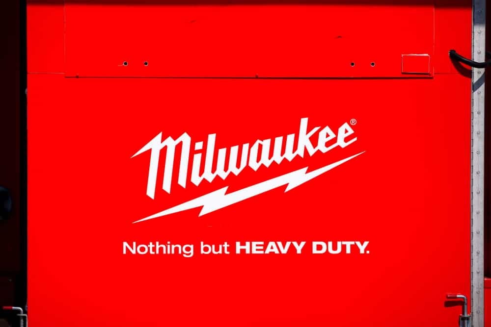 3 Approaches To Resolve Milwaukee V28 Battery Problems HookedOnTool